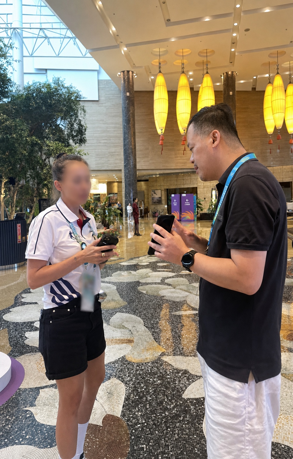 罗诚现场协助涉赛人员体验MaaS预约用车服务